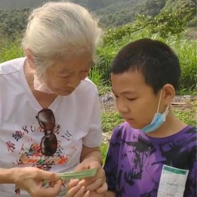 姥姥|郭威亲姥姥出镜，教孩子认字，告知家庭的别样生活