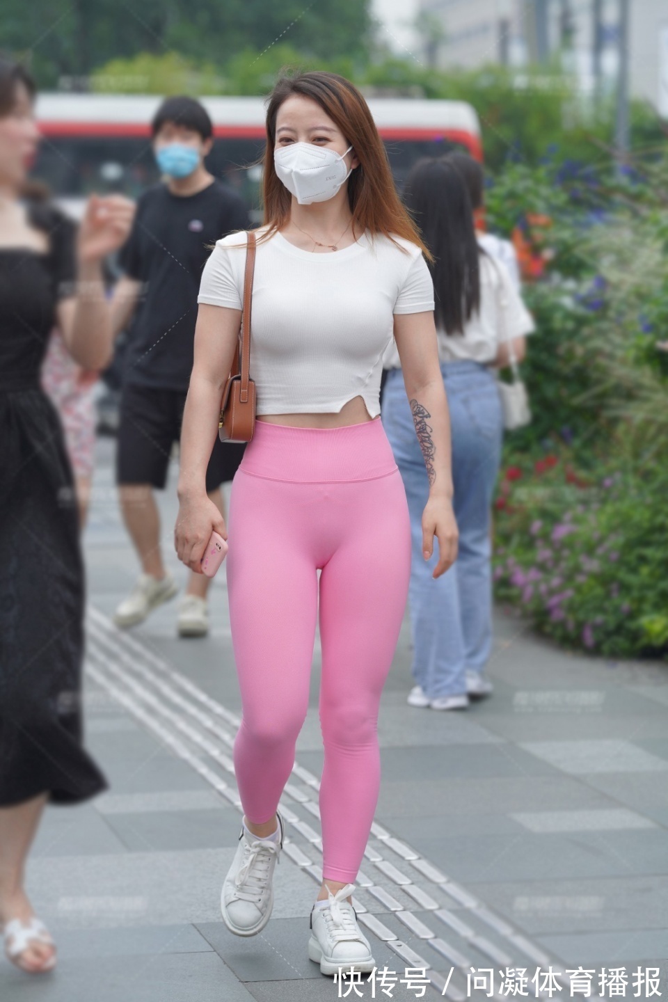 短袖衫 健美裤穿搭,配短款针织衫,运行休闲两不误,轻松提升时尚感