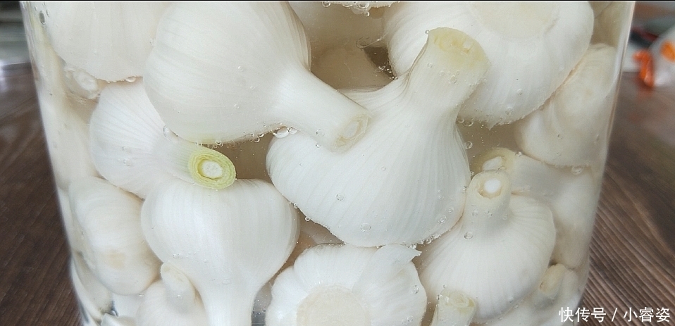 5斤大蒜1瓶雪碧,教你秘制“水晶蒜”做法,美味可口,越吃越上瘾