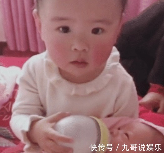 小小年纪|尿不湿界“混得最惨”宝宝喂奶火了,一声“唉”深藏了太多功与名