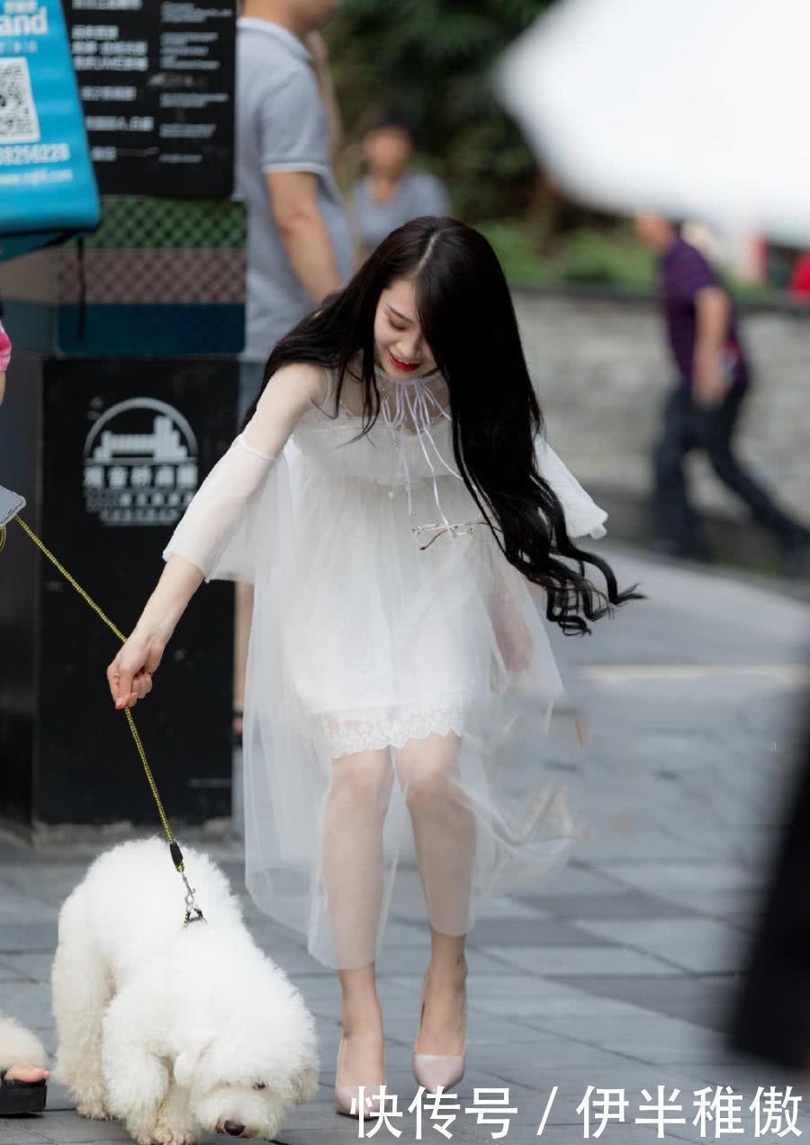 街拍|街拍自带美感的小姐姐,凹凸身材搭配出不同的气质美