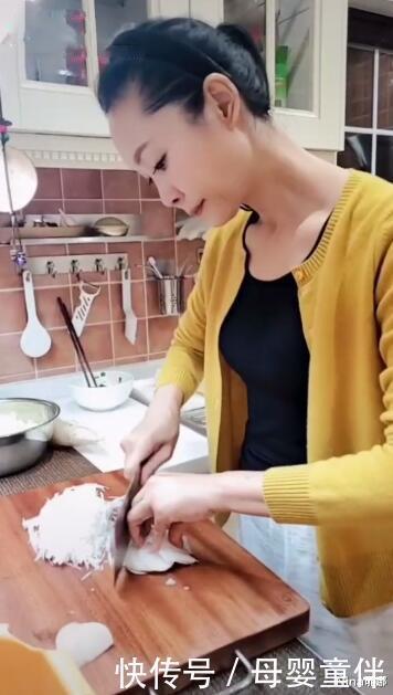 针织|55岁于文华在家做饭真时髦,穿开衫露黑色打底身段苗条,罕见大红唇太抢镜