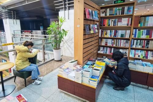 中年|这个春节假期，有些青年在上海书城席地而坐，在书香中度过……