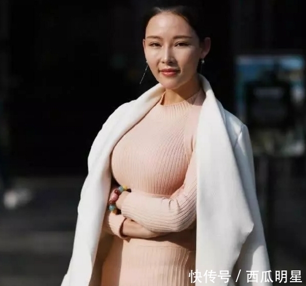 浅色|30岁辣妈浅色连衣裙,时尚优雅,绽放出辣妈独特风范