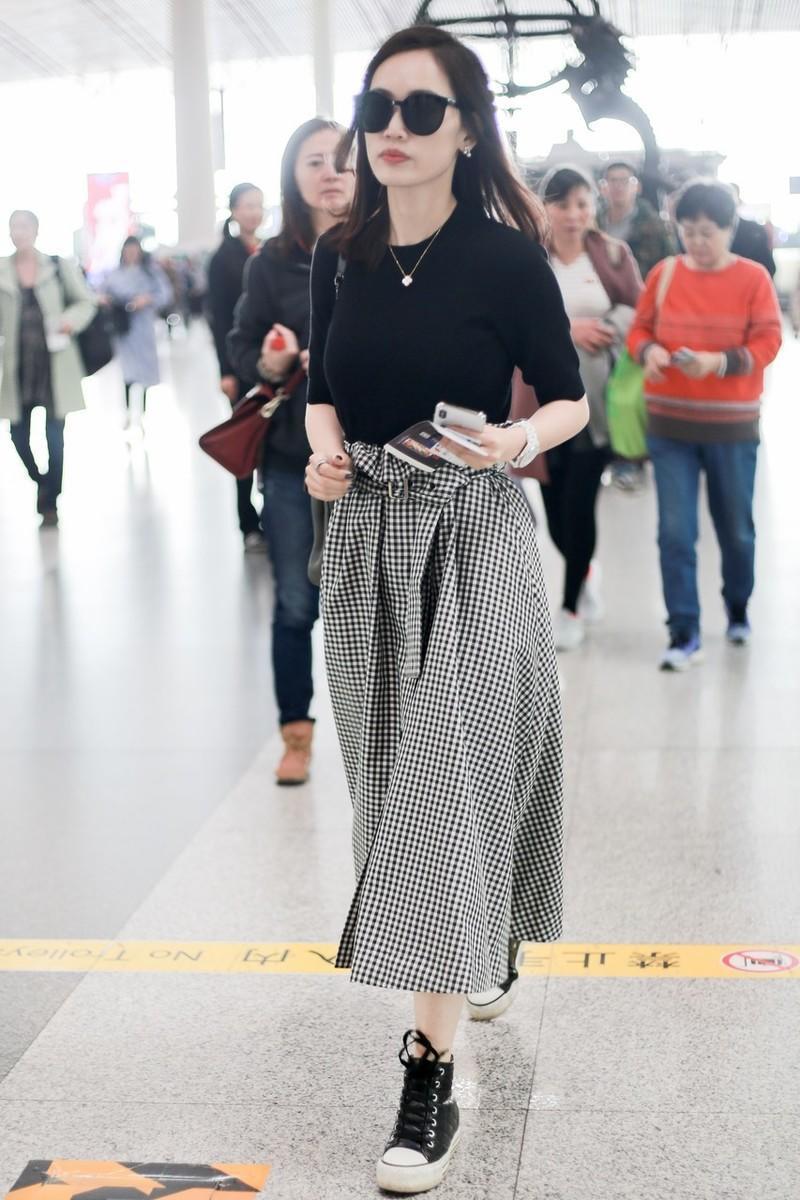 包臀裙|马蓉的夏季机场造型还挺潮流！针织衫搭配格纹半身裙，简约洋气