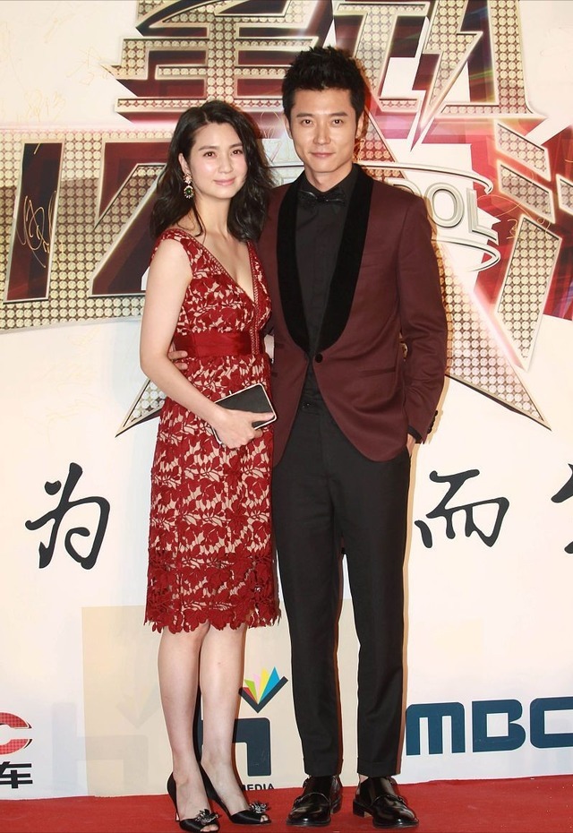 连衣裙|又被洪欣美到了，穿大红色V领吊带裙时髦精致，端庄成熟真有气质