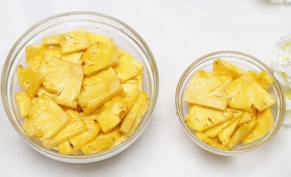 吃菠萝真的不用削皮!水果摊大姐教你一个方法,原来吃错了20年