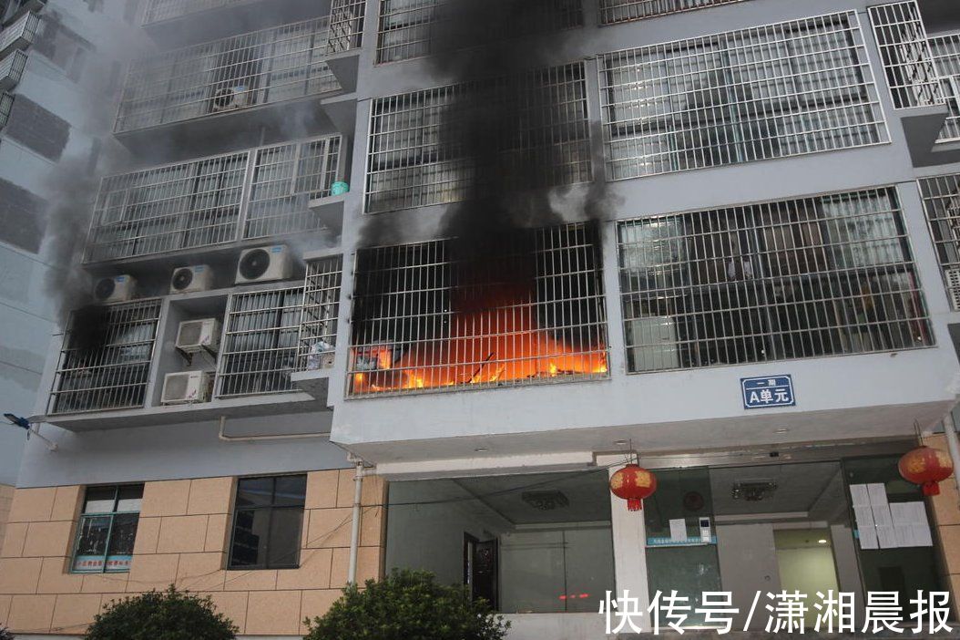 王海芳|凤凰一民房内烘烤衣物引发火灾，消防员架梯破窗救人