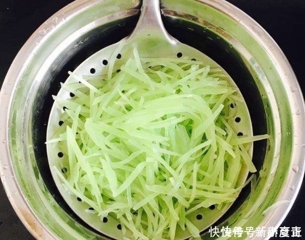 辣椒油|凉拌莴笋丝要不要焯水,大厨无意说漏嘴,30年的莴笋真的是白吃了
