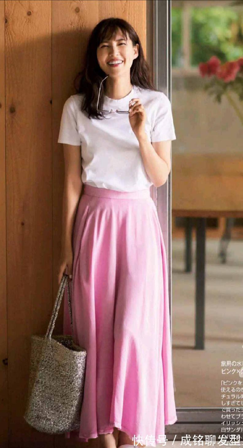 时尚|夏装要简单更要时尚,试试“T恤+半身裙”衣搭,清新随意还显瘦