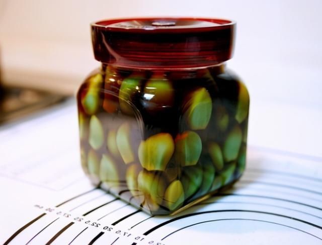 腌腊八蒜，别只会放醋，多加1个技巧，2天就变绿，香又脆还解腻