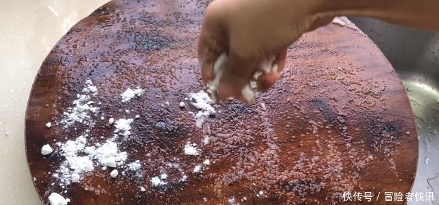 菜板上撒一点,不管多脏多黑的菜板一擦就掉,干净无细菌