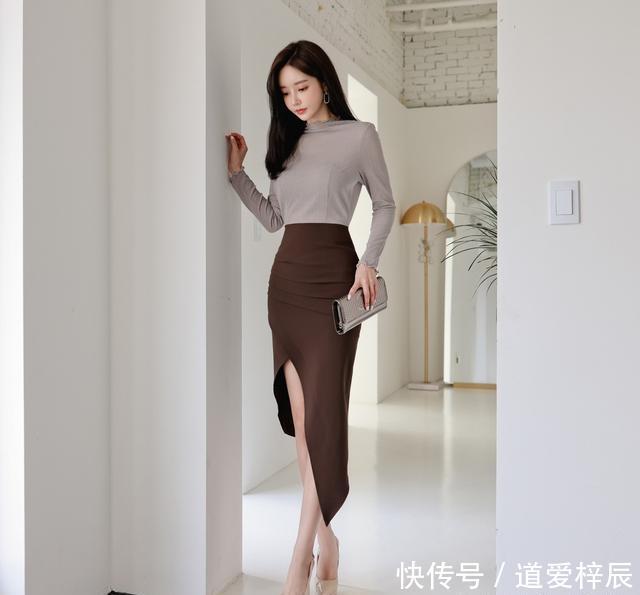 鸢灰透气长袖雪纺衫搭配皱褶咖啡斜边裙,彰显孙允珠优雅姿态