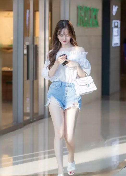 街拍:圆墨镜和黑色礼帽的搭配,小美女又酷又美