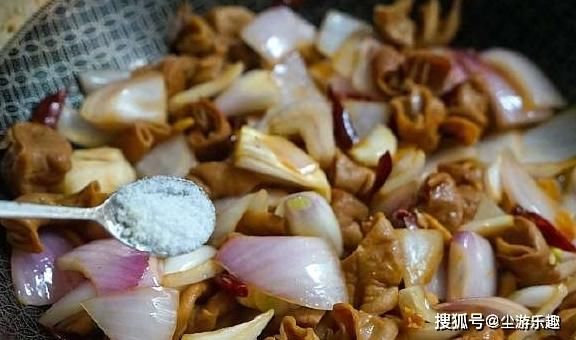 味道|这两食材虽然口味重，放一起爆炒，味道香的隔一条街都能闻到