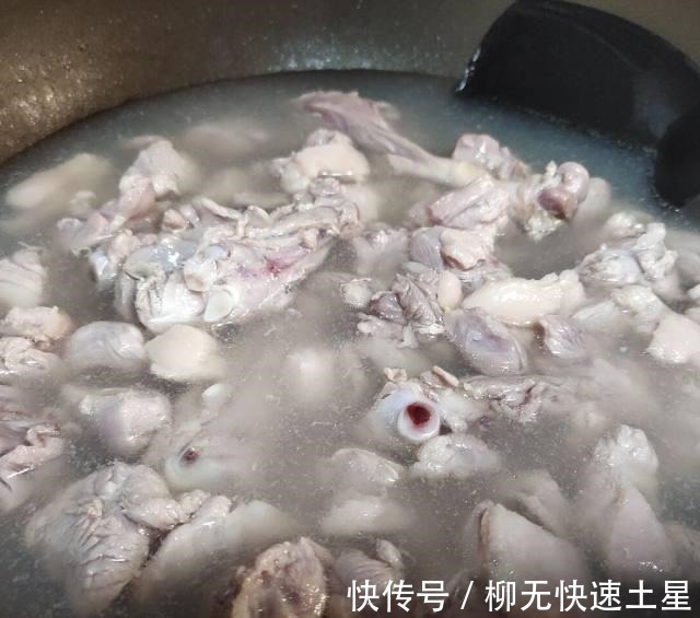 美食天下|鸭肉烧苦瓜，家常小炒，美味可口！