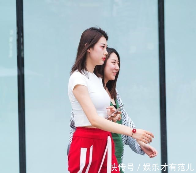 街拍白T恤红裤子美女,身材傲人笑容灿烂,看醉了众人!