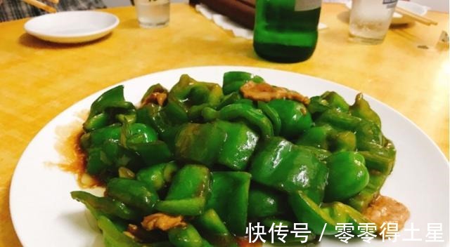 经典的家常菜青椒炒肉,清香肉香合二为一,超级下饭超美味!