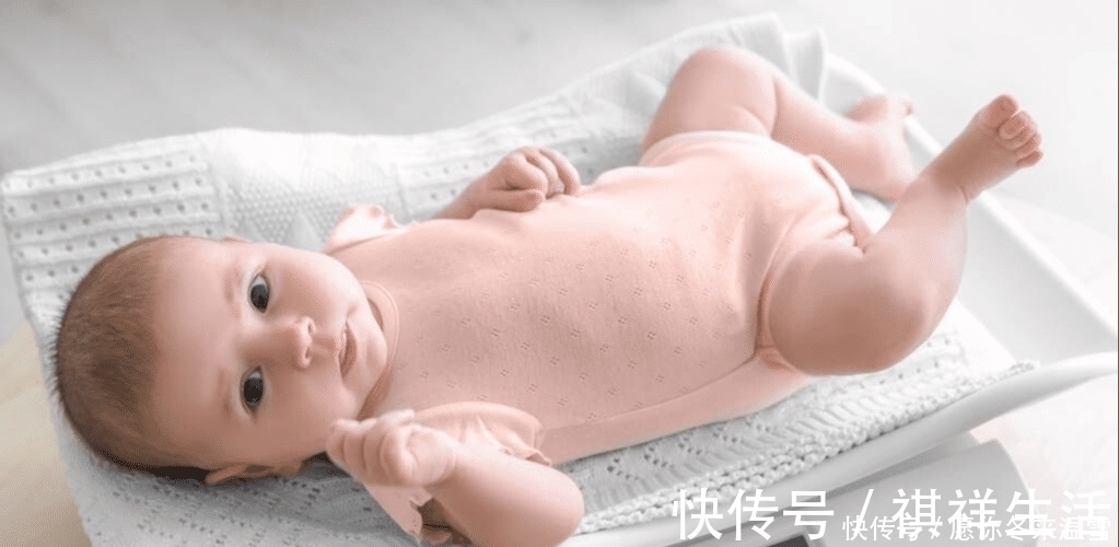 书虫|新生儿满月时会长几斤、长多少厘米、每天喝多少奶?附上测量方法