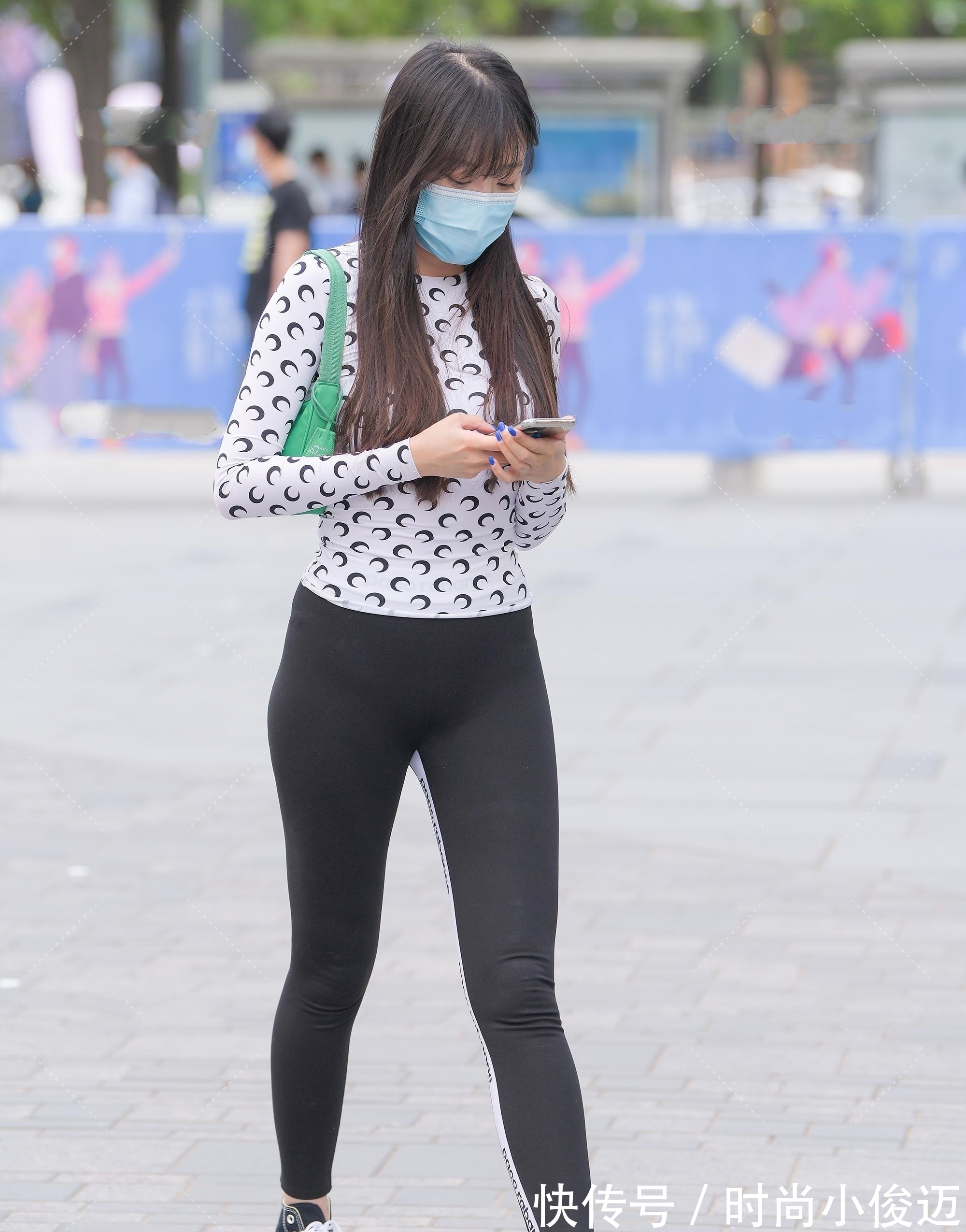 小挎包 一繁一简黑白紧身装,搭配绿色小挎包,精致活泼又亮眼