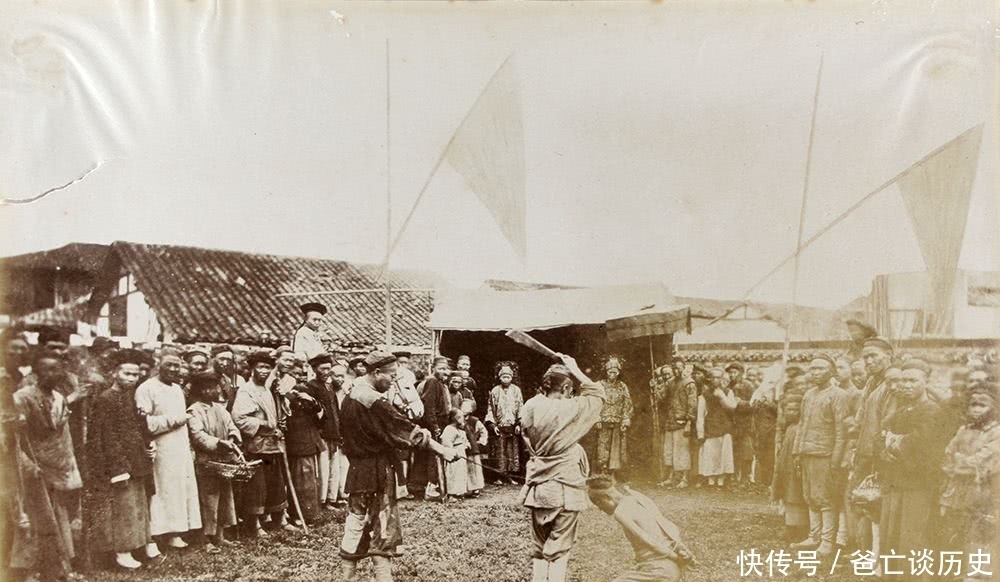 斩首示众|清朝老照片:图一简直是丐帮帮主的气势,看了图二才知道原来斩首示众是这样