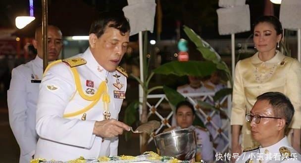 贵妃|苏提达穿娃娃领套装亮相！戴四串珍珠项链和粉宝石胸针向贵妃出招