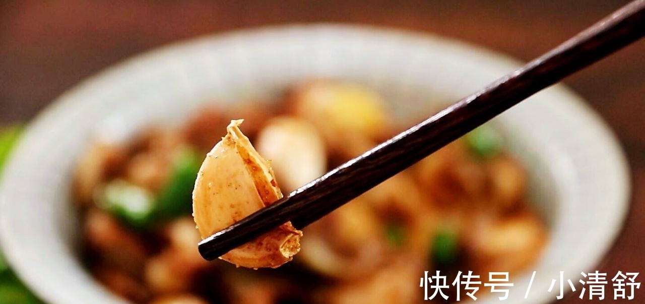 大蒜头|一盘大蒜,2块猪脆骨,先炸后炒,简单两步就能搞定,好吃不难做