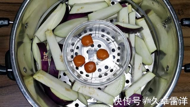 蒸茄子时,万万不可直接蒸,多加一步,茄子雪白不黑,鲜嫩有食欲