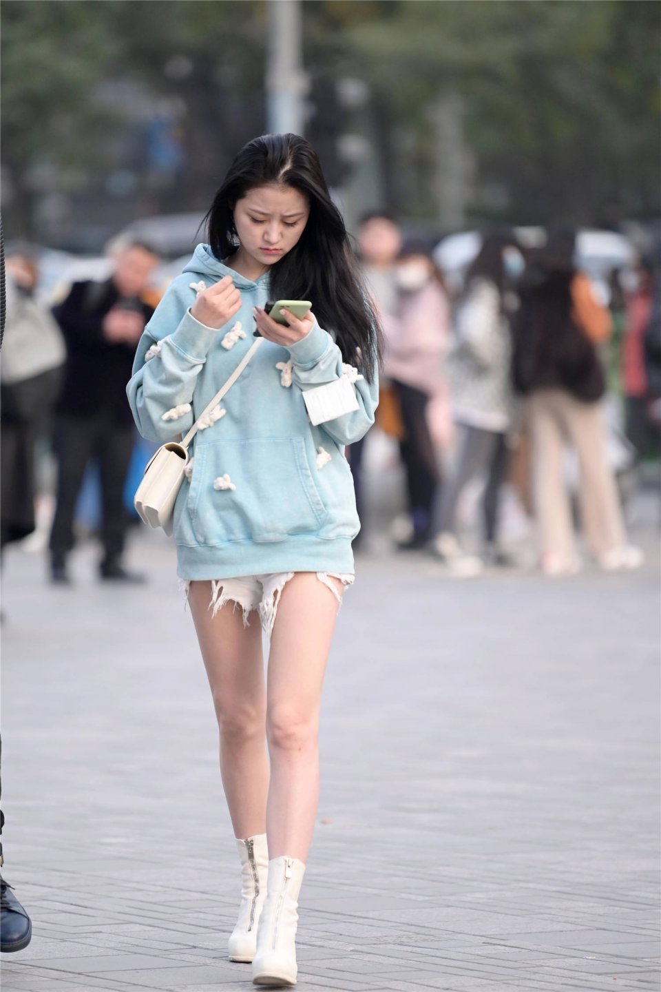 位美女选择|街拍:不怕冷的穿搭,都是年轻的姑娘么?看看今年她们都穿着什么服装