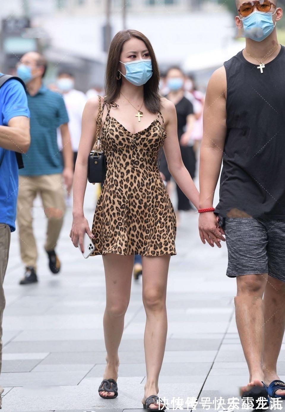 连衣裙|一个非常自信的美女,独自一人走在大街上,散发着独特的味道