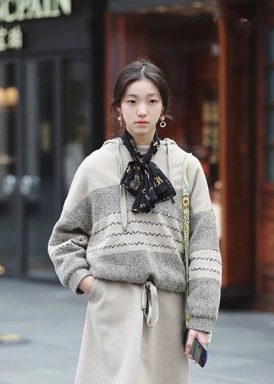 街拍：颜值超高的小姐姐,身材曲线完美，长腿更显纤细