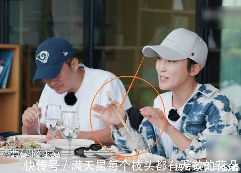 筷子|谢楠吃面没有筷子，谁注意吴京做出的举动？这波操作我只能说服了