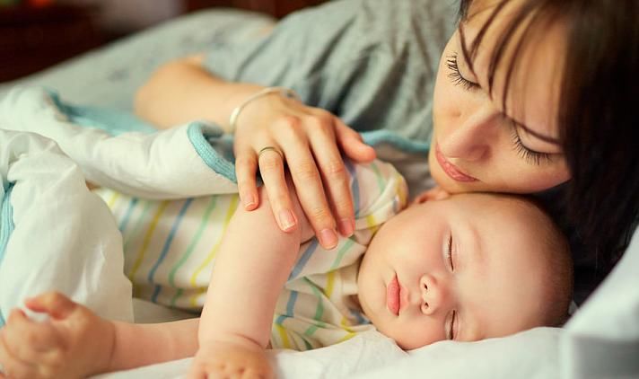 父母|新生儿和妈妈睡大床有“风险”？做好3点准备，好处才是重点
