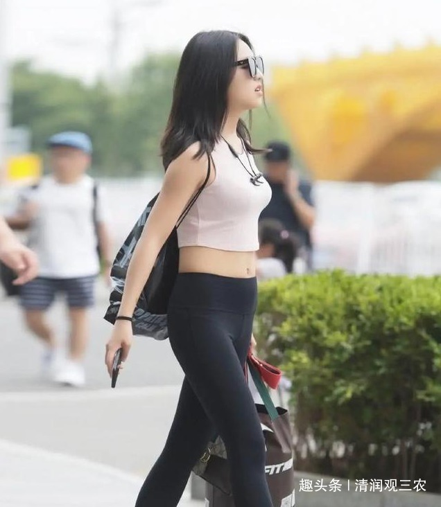 范儿 紧身打底裤穿出十足的女性风情,展现独特魅力,简单靓丽有气质!