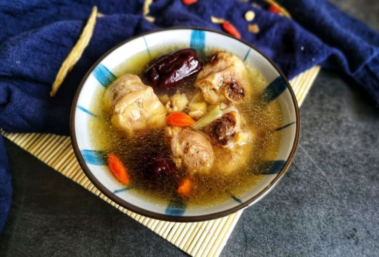 炖鸡汤，记住“2个窍门”，鸡肉不柴鸡汤不腥，汤鲜肉嫩很美味