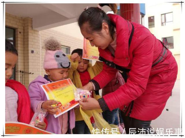 人手|孩子领回第一张奖状,看清上面的字后,宝妈怒了:坑娃不识字?