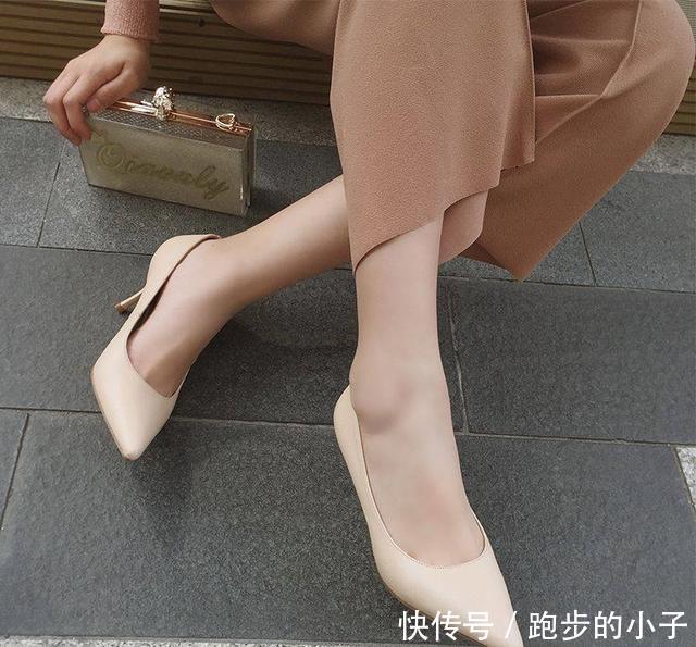 轻松|优雅经典的高跟鞋轻松驾驭,尽显女性优雅的现代气质