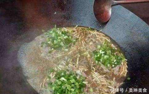 摆摊|老板路边摆摊,一碗5元遭哄抢,每天卖出上千碗,城里已买3套房