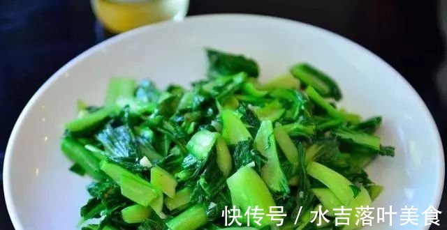 炒青菜|无论炒什么青菜，都不要直接下油锅！做好这2步，出锅翠绿不变黑！