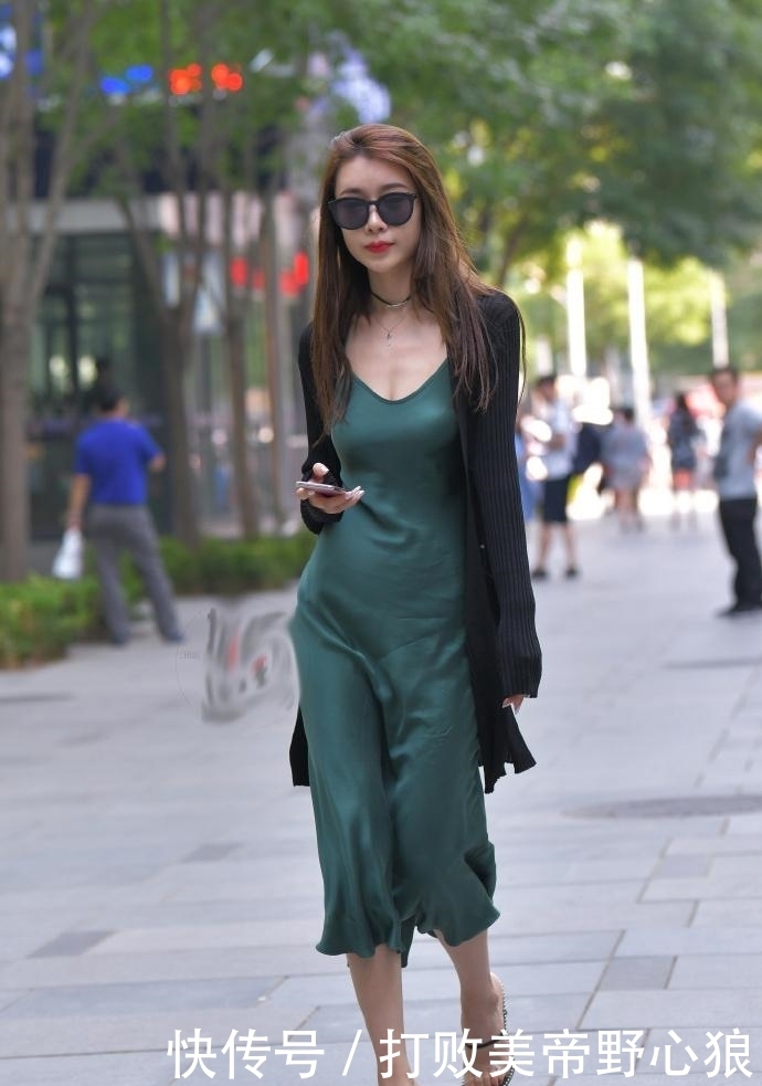 大方|街拍:美女气质端庄大方,长裙勾勒出了女人迷人的曲线