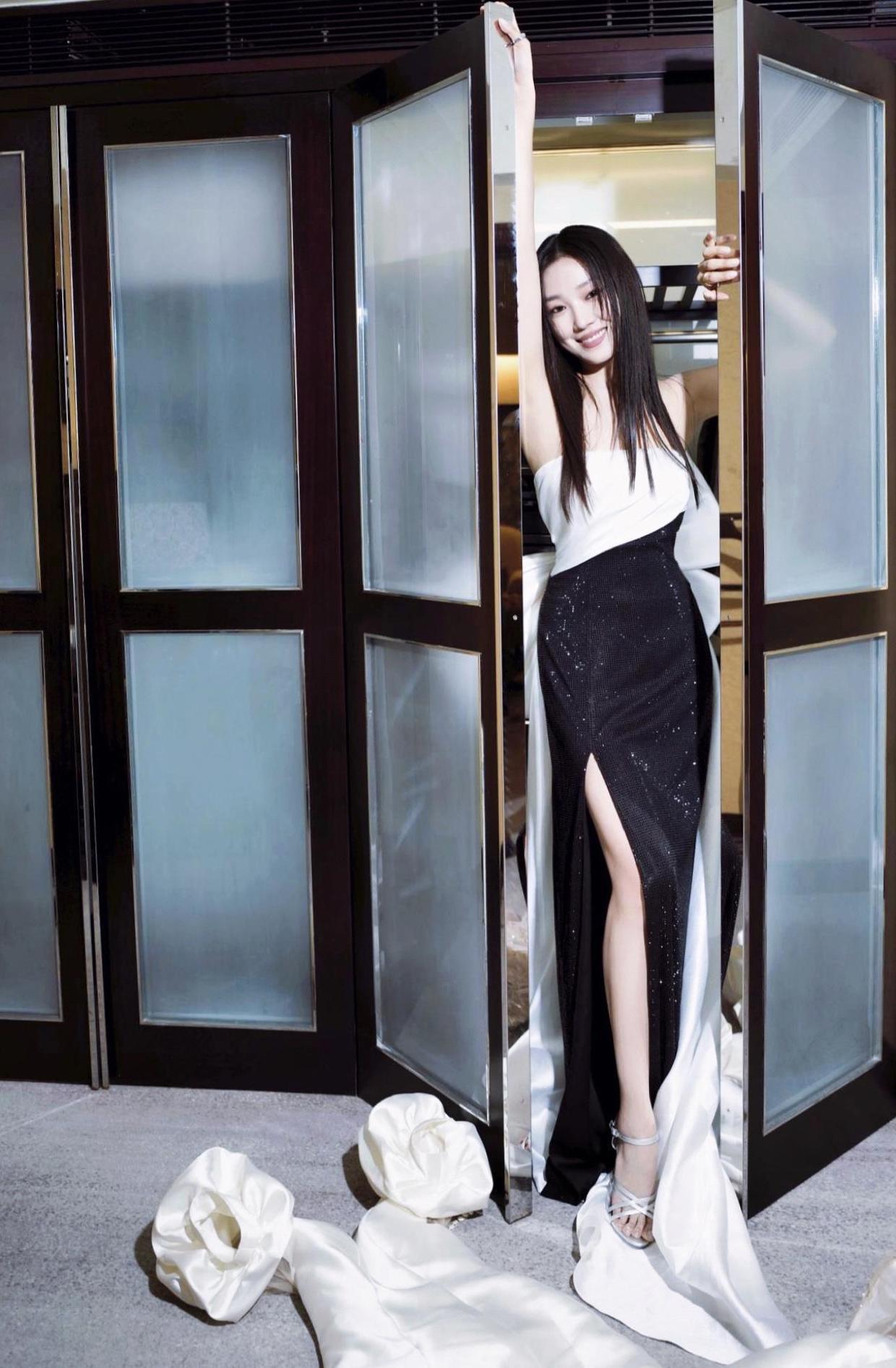 裙摆|菅纫姿有颜有腰又会穿,一袭黑白拼接礼服华丽高贵,美得惊艳