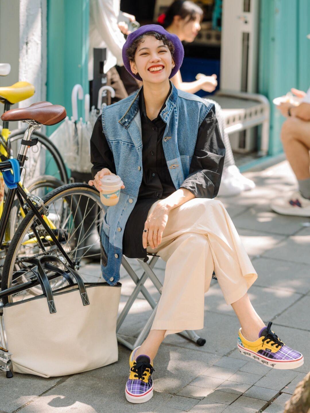 牛仔马甲|秋季，牛仔马甲怎么搭才洋气？搭配黑色衬衫和阔腿裤，高级又洋气