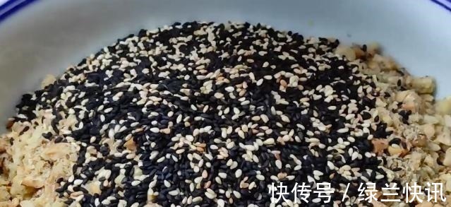 玉米面|早餐吃它,胜过喝豆浆牛奶,维生素钙极高,做一次吃半月