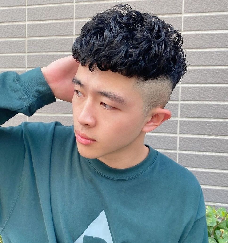 男生留“背头”太油腻了，不如剪这5款清爽发型，干净帅气显精神