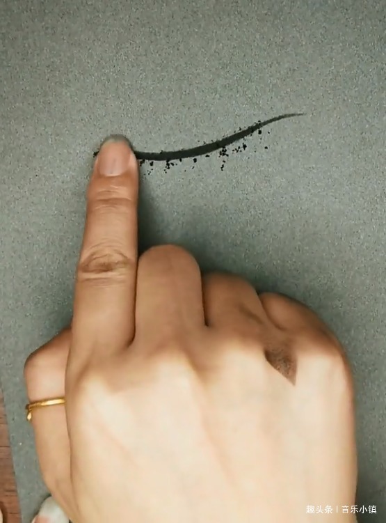 涂鸦&美术生用手指画画,本以为胡乱涂鸦,当画上泪水后,内心受到暴击