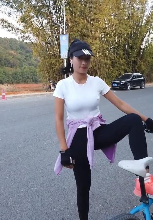 瑜伽裤|户外的运动系女神,穿上T恤 瑜伽裤,外表鲜明抢镜!