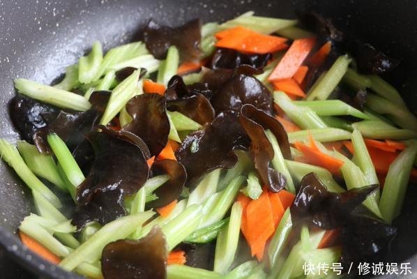 一道解腻解馋的春节菜,芹菜萝卜加木耳,天天吃都不腻