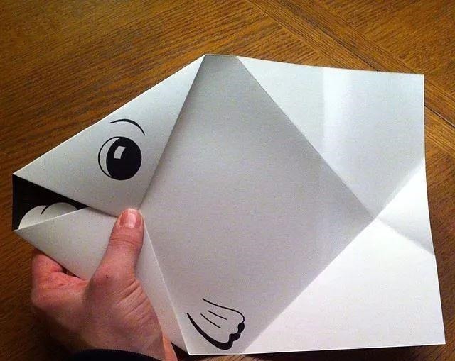 插画#一张纸玩起了3D游戏,网友评论只有无聊又有才的人才能做到