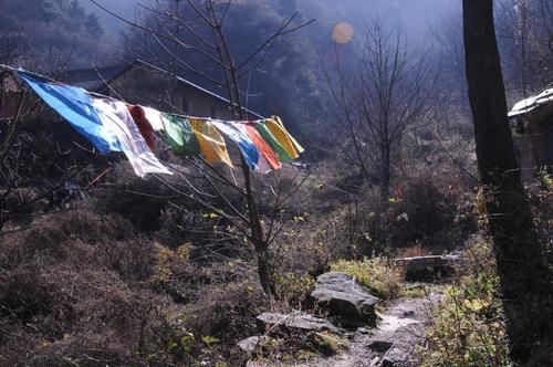 秦岭|西安秦岭未开发的峪口，自驾车能开进去，内藏翡翠谷和神秘巨石