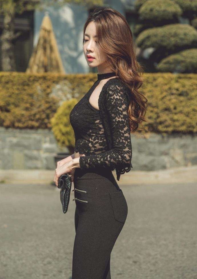 紧身裤|长发披肩的小美女,镂空上衣配紧身裤,女神气质与众不同